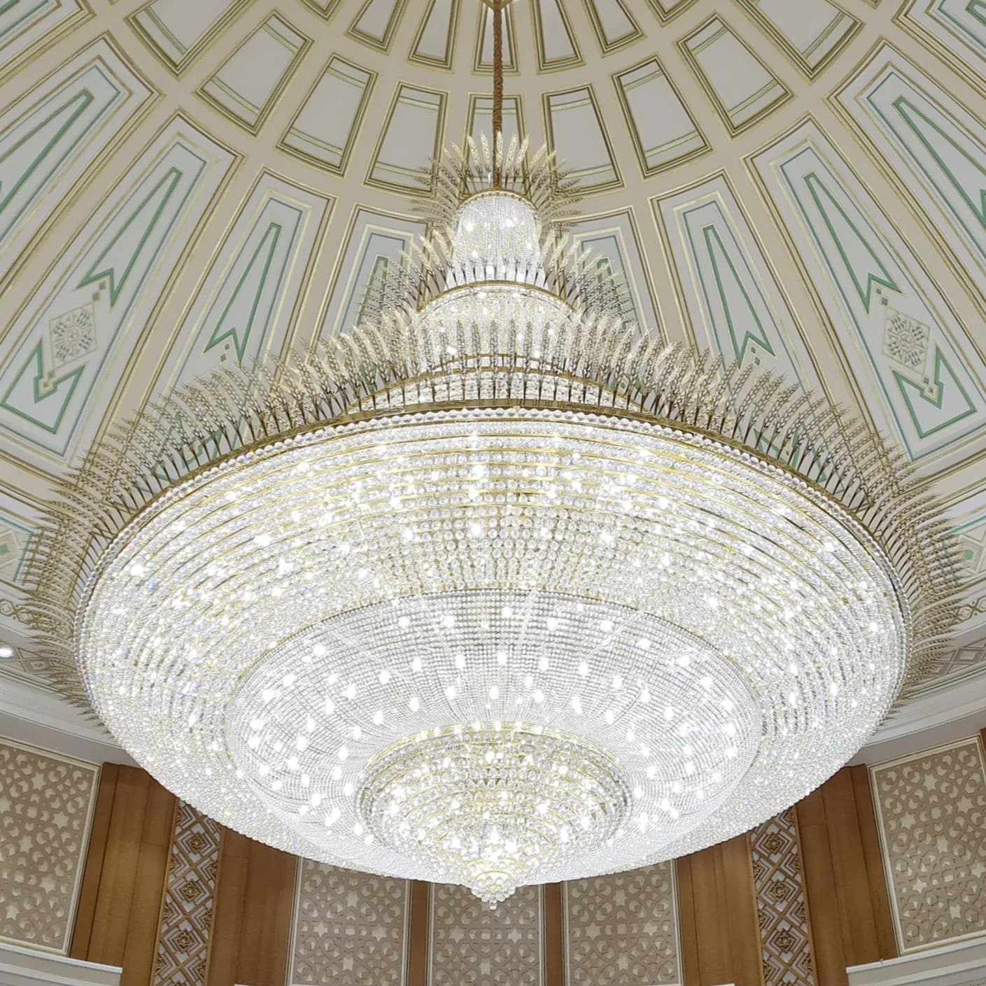 Luxury large-scale crystal chandeliers